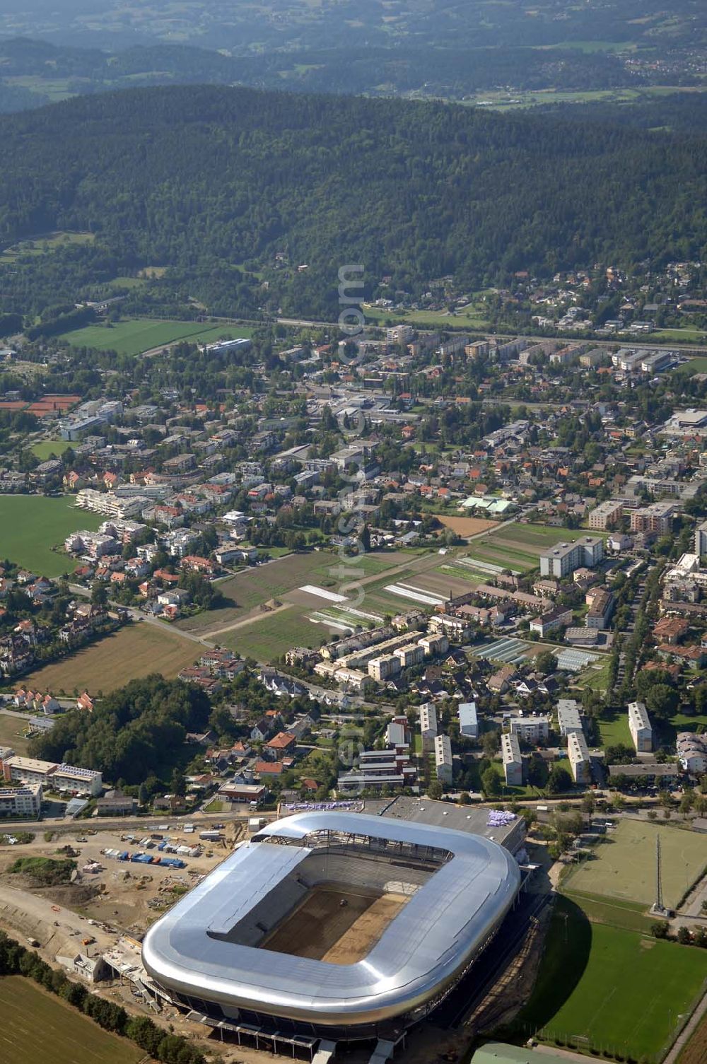 Aerial photograph Klagenfurt - Die Hypo-Arena ist das derzeit in Bau befindliche Fußballstadion der Stadt Klagenfurt (Kärnten). Das heftig umstrittene Stadion wird für die in Klagenfurt stattfindenden Vorausscheidungsspiele der Fußball-Europameisterschaft 2008 errichtet und soll in späterer Folge als Heimstadion für den SK Austria Kärnten dienen. Es befindet sich im Stadtteil Waidmannsdorf an der Umfahrungsstraße Südring.