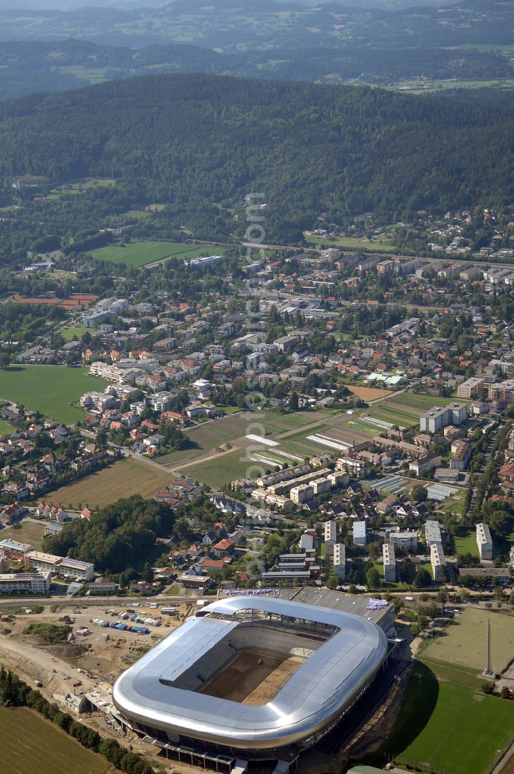 Klagenfurt from above - Die Hypo-Arena ist das derzeit in Bau befindliche Fußballstadion der Stadt Klagenfurt (Kärnten). Das heftig umstrittene Stadion wird für die in Klagenfurt stattfindenden Vorausscheidungsspiele der Fußball-Europameisterschaft 2008 errichtet und soll in späterer Folge als Heimstadion für den SK Austria Kärnten dienen. Es befindet sich im Stadtteil Waidmannsdorf an der Umfahrungsstraße Südring.