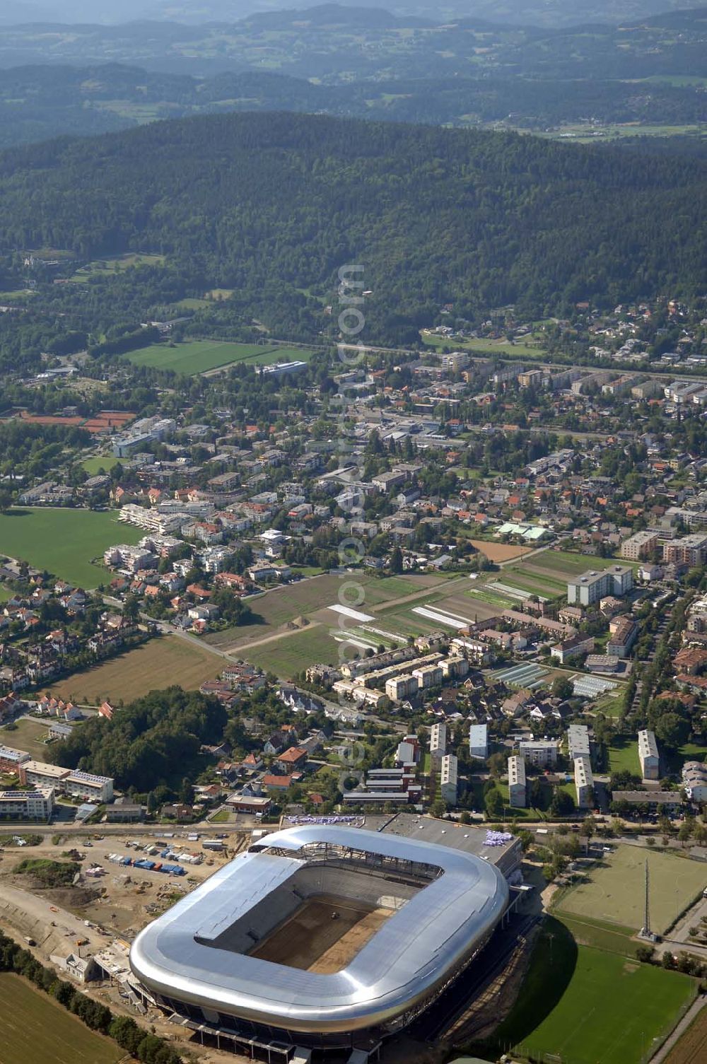 Klagenfurt from the bird's eye view: Die Hypo-Arena ist das derzeit in Bau befindliche Fußballstadion der Stadt Klagenfurt (Kärnten). Das heftig umstrittene Stadion wird für die in Klagenfurt stattfindenden Vorausscheidungsspiele der Fußball-Europameisterschaft 2008 errichtet und soll in späterer Folge als Heimstadion für den SK Austria Kärnten dienen. Es befindet sich im Stadtteil Waidmannsdorf an der Umfahrungsstraße Südring.