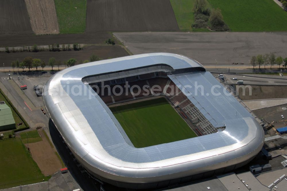 Aerial image Klagenfurt - Die Hypo Group Arena (traditionell Wörtherseestadion) ist ein österreichisches Fußballstadion im Klagenfurter Stadtteil Waidmannsdorf. Es ist das Heimstadion des Bundesligisten SK Austria Kärnten und für 12.500 Personen konzipiert. Als Austragungsort der Fußball Europameisterschaft 2008 wird es kurzfristig 32.000 Zuschauer aufnehmen können. Weitere Teile des angrenzenden Sportparks sind ein Ballsportkompetenzzentrum, eine Fußballakademie, Kletterwände, Ruderbecken und eine Leichtathletikanlage.