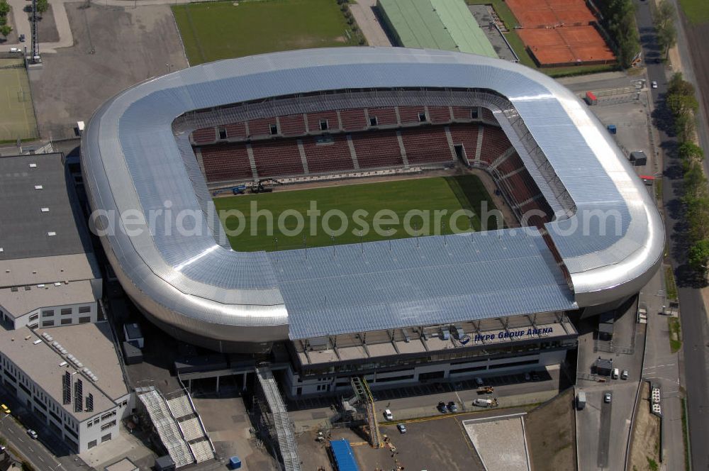 Klagenfurt from above - Die Hypo Group Arena (traditionell Wörtherseestadion) ist ein österreichisches Fußballstadion im Klagenfurter Stadtteil Waidmannsdorf. Es ist das Heimstadion des Bundesligisten SK Austria Kärnten und für 12.500 Personen konzipiert. Als Austragungsort der Fußball Europameisterschaft 2008 wird es kurzfristig 32.000 Zuschauer aufnehmen können. Weitere Teile des angrenzenden Sportparks sind ein Ballsportkompetenzzentrum, eine Fußballakademie, Kletterwände, Ruderbecken und eine Leichtathletikanlage.