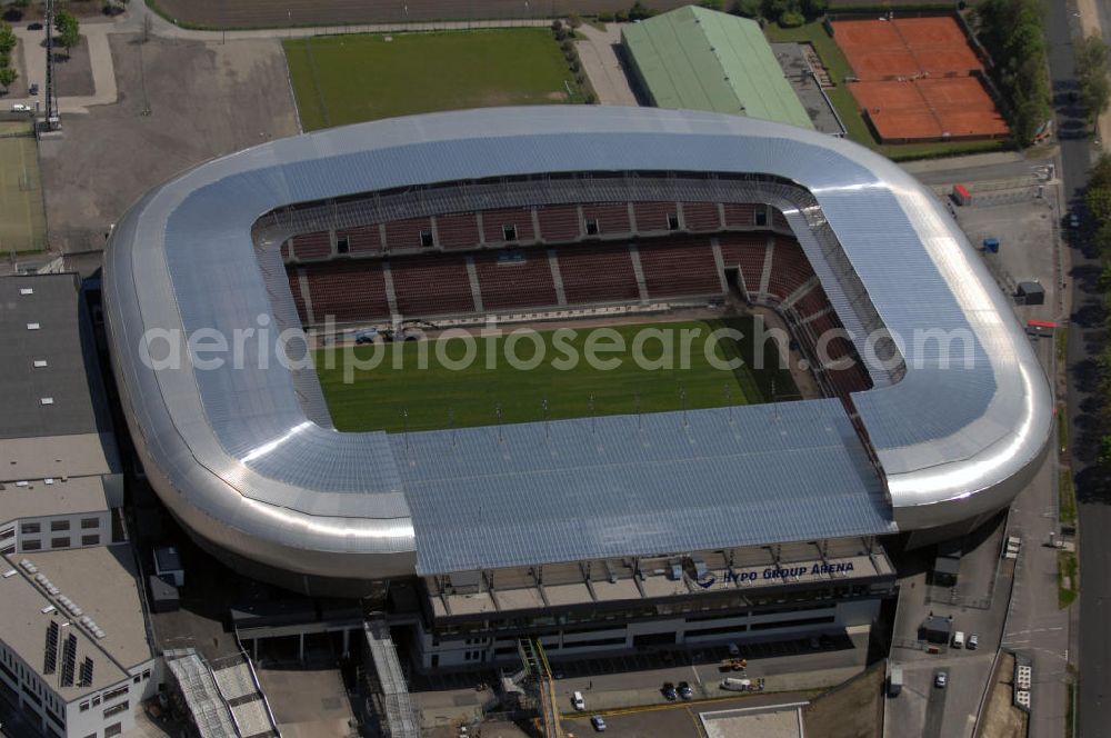 Klagenfurt from the bird's eye view: Die Hypo Group Arena (traditionell Wörtherseestadion) ist ein österreichisches Fußballstadion im Klagenfurter Stadtteil Waidmannsdorf. Es ist das Heimstadion des Bundesligisten SK Austria Kärnten und für 12.500 Personen konzipiert. Als Austragungsort der Fußball Europameisterschaft 2008 wird es kurzfristig 32.000 Zuschauer aufnehmen können. Weitere Teile des angrenzenden Sportparks sind ein Ballsportkompetenzzentrum, eine Fußballakademie, Kletterwände, Ruderbecken und eine Leichtathletikanlage.