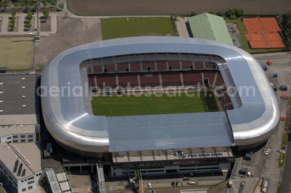 Aerial image Klagenfurt - Die Hypo Group Arena (traditionell Wörtherseestadion) ist ein österreichisches Fußballstadion im Klagenfurter Stadtteil Waidmannsdorf. Es ist das Heimstadion des Bundesligisten SK Austria Kärnten und für 12.500 Personen konzipiert. Als Austragungsort der Fußball Europameisterschaft 2008 wird es kurzfristig 32.000 Zuschauer aufnehmen können. Weitere Teile des angrenzenden Sportparks sind ein Ballsportkompetenzzentrum, eine Fußballakademie, Kletterwände, Ruderbecken und eine Leichtathletikanlage.