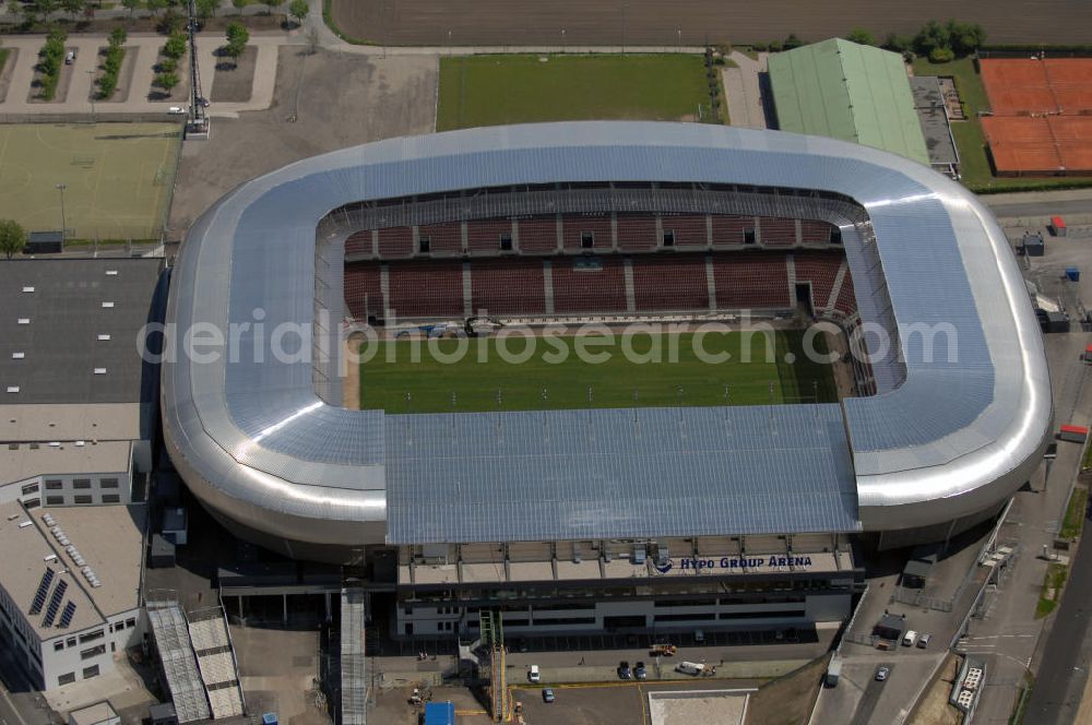 Klagenfurt from above - Die Hypo Group Arena (traditionell Wörtherseestadion) ist ein österreichisches Fußballstadion im Klagenfurter Stadtteil Waidmannsdorf. Es ist das Heimstadion des Bundesligisten SK Austria Kärnten und für 12.500 Personen konzipiert. Als Austragungsort der Fußball Europameisterschaft 2008 wird es kurzfristig 32.000 Zuschauer aufnehmen können. Weitere Teile des angrenzenden Sportparks sind ein Ballsportkompetenzzentrum, eine Fußballakademie, Kletterwände, Ruderbecken und eine Leichtathletikanlage.