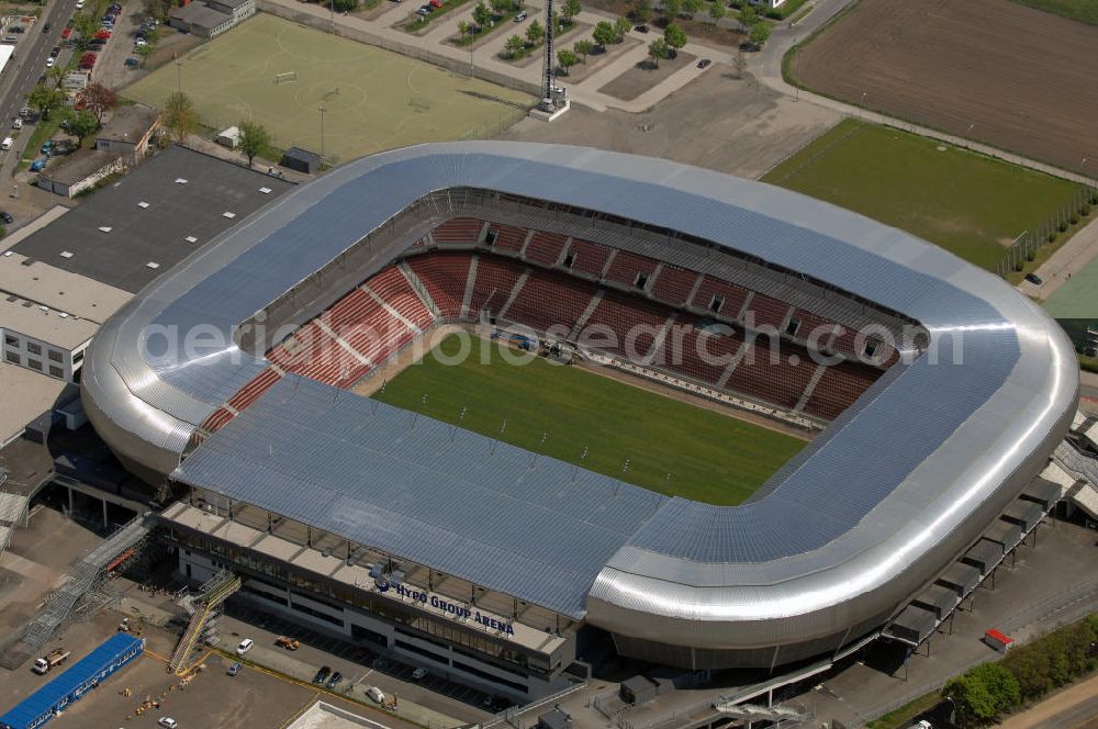 Aerial image Klagenfurt - Die Hypo Group Arena (traditionell Wörtherseestadion) ist ein österreichisches Fußballstadion im Klagenfurter Stadtteil Waidmannsdorf. Es ist das Heimstadion des Bundesligisten SK Austria Kärnten und für 12.500 Personen konzipiert. Als Austragungsort der Fußball Europameisterschaft 2008 wird es kurzfristig 32.000 Zuschauer aufnehmen können. Weitere Teile des angrenzenden Sportparks sind ein Ballsportkompetenzzentrum, eine Fußballakademie, Kletterwände, Ruderbecken und eine Leichtathletikanlage.