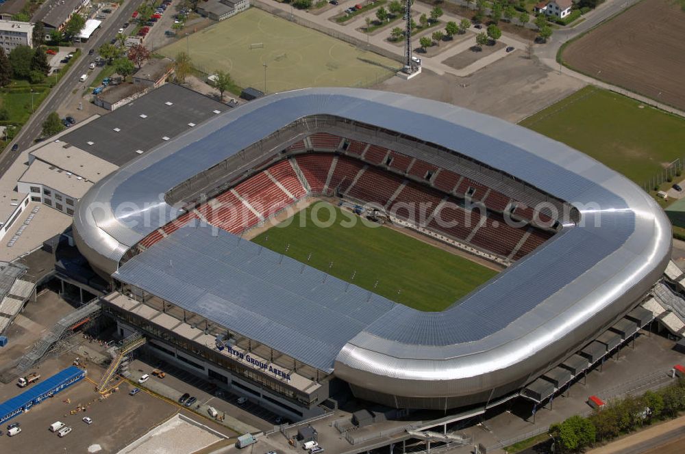 Klagenfurt from above - Die Hypo Group Arena (traditionell Wörtherseestadion) ist ein österreichisches Fußballstadion im Klagenfurter Stadtteil Waidmannsdorf. Es ist das Heimstadion des Bundesligisten SK Austria Kärnten und für 12.500 Personen konzipiert. Als Austragungsort der Fußball Europameisterschaft 2008 wird es kurzfristig 32.000 Zuschauer aufnehmen können. Weitere Teile des angrenzenden Sportparks sind ein Ballsportkompetenzzentrum, eine Fußballakademie, Kletterwände, Ruderbecken und eine Leichtathletikanlage.