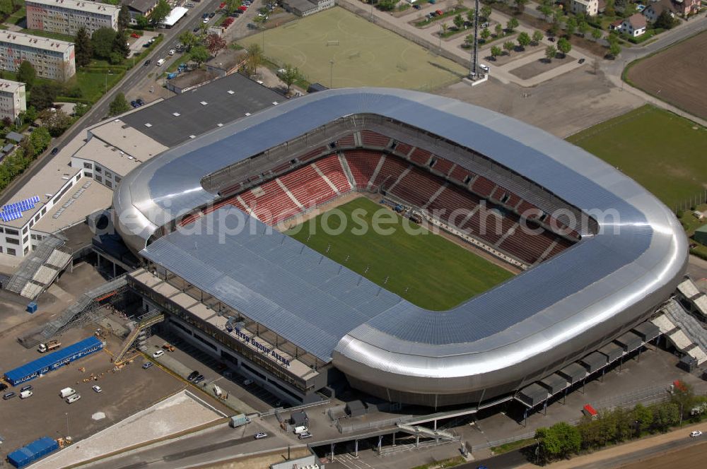 Klagenfurt from the bird's eye view: Die Hypo Group Arena (traditionell Wörtherseestadion) ist ein österreichisches Fußballstadion im Klagenfurter Stadtteil Waidmannsdorf. Es ist das Heimstadion des Bundesligisten SK Austria Kärnten und für 12.500 Personen konzipiert. Als Austragungsort der Fußball Europameisterschaft 2008 wird es kurzfristig 32.000 Zuschauer aufnehmen können. Weitere Teile des angrenzenden Sportparks sind ein Ballsportkompetenzzentrum, eine Fußballakademie, Kletterwände, Ruderbecken und eine Leichtathletikanlage.