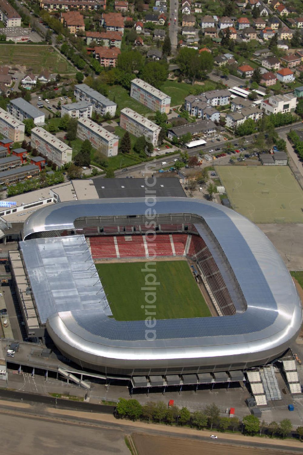 Klagenfurt from above - Die Hypo Group Arena (traditionell Wörtherseestadion) ist ein österreichisches Fußballstadion im Klagenfurter Stadtteil Waidmannsdorf. Es ist das Heimstadion des Bundesligisten SK Austria Kärnten und für 12.500 Personen konzipiert. Als Austragungsort der Fußball Europameisterschaft 2008 wird es kurzfristig 32.000 Zuschauer aufnehmen können. Weitere Teile des angrenzenden Sportparks sind ein Ballsportkompetenzzentrum, eine Fußballakademie, Kletterwände, Ruderbecken und eine Leichtathletikanlage.