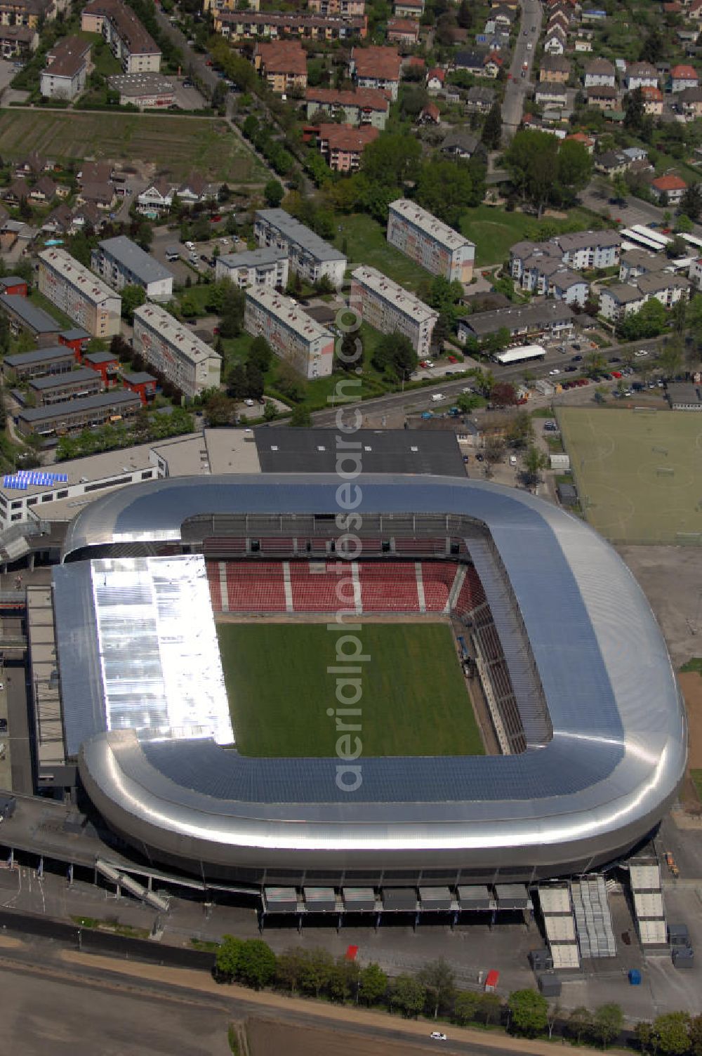 Klagenfurt from the bird's eye view: Die Hypo Group Arena (traditionell Wörtherseestadion) ist ein österreichisches Fußballstadion im Klagenfurter Stadtteil Waidmannsdorf. Es ist das Heimstadion des Bundesligisten SK Austria Kärnten und für 12.500 Personen konzipiert. Als Austragungsort der Fußball Europameisterschaft 2008 wird es kurzfristig 32.000 Zuschauer aufnehmen können. Weitere Teile des angrenzenden Sportparks sind ein Ballsportkompetenzzentrum, eine Fußballakademie, Kletterwände, Ruderbecken und eine Leichtathletikanlage.