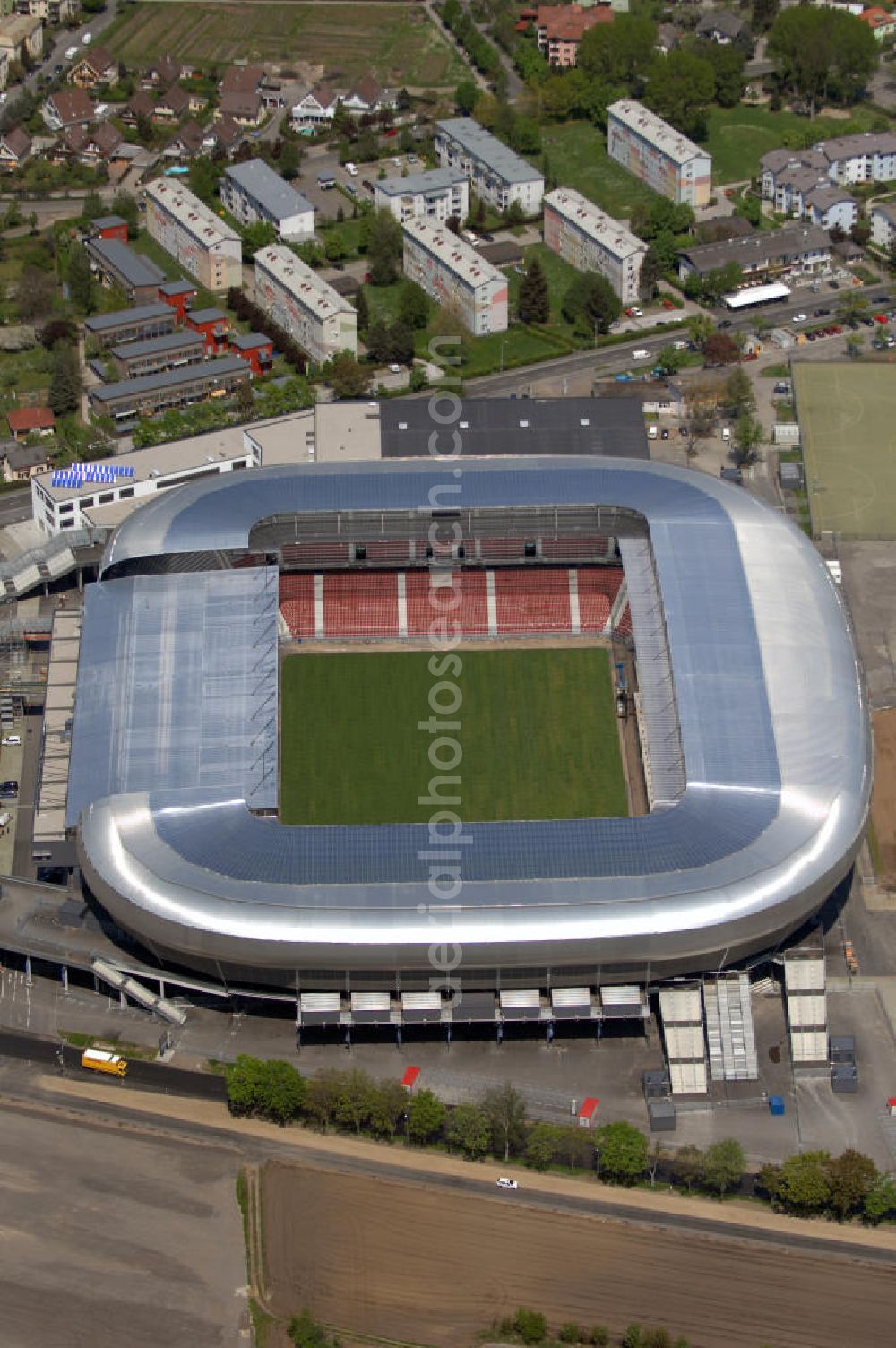 Aerial image Klagenfurt - Die Hypo Group Arena (traditionell Wörtherseestadion) ist ein österreichisches Fußballstadion im Klagenfurter Stadtteil Waidmannsdorf. Es ist das Heimstadion des Bundesligisten SK Austria Kärnten und für 12.500 Personen konzipiert. Als Austragungsort der Fußball Europameisterschaft 2008 wird es kurzfristig 32.000 Zuschauer aufnehmen können. Weitere Teile des angrenzenden Sportparks sind ein Ballsportkompetenzzentrum, eine Fußballakademie, Kletterwände, Ruderbecken und eine Leichtathletikanlage.