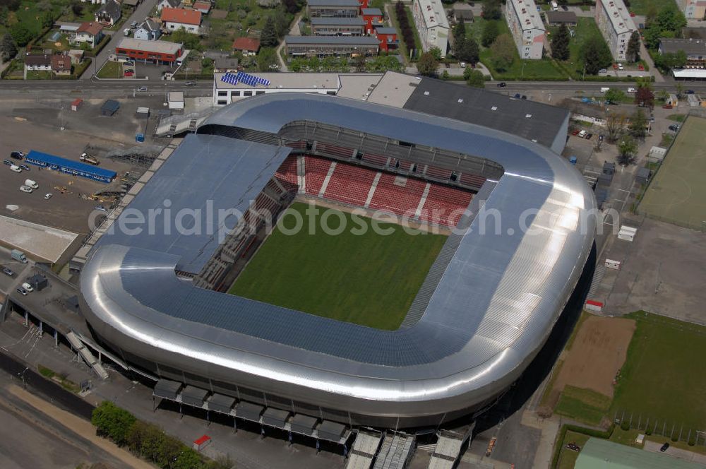 Klagenfurt from above - Die Hypo Group Arena (traditionell Wörtherseestadion) ist ein österreichisches Fußballstadion im Klagenfurter Stadtteil Waidmannsdorf. Es ist das Heimstadion des Bundesligisten SK Austria Kärnten und für 12.500 Personen konzipiert. Als Austragungsort der Fußball Europameisterschaft 2008 wird es kurzfristig 32.000 Zuschauer aufnehmen können. Weitere Teile des angrenzenden Sportparks sind ein Ballsportkompetenzzentrum, eine Fußballakademie, Kletterwände, Ruderbecken und eine Leichtathletikanlage.