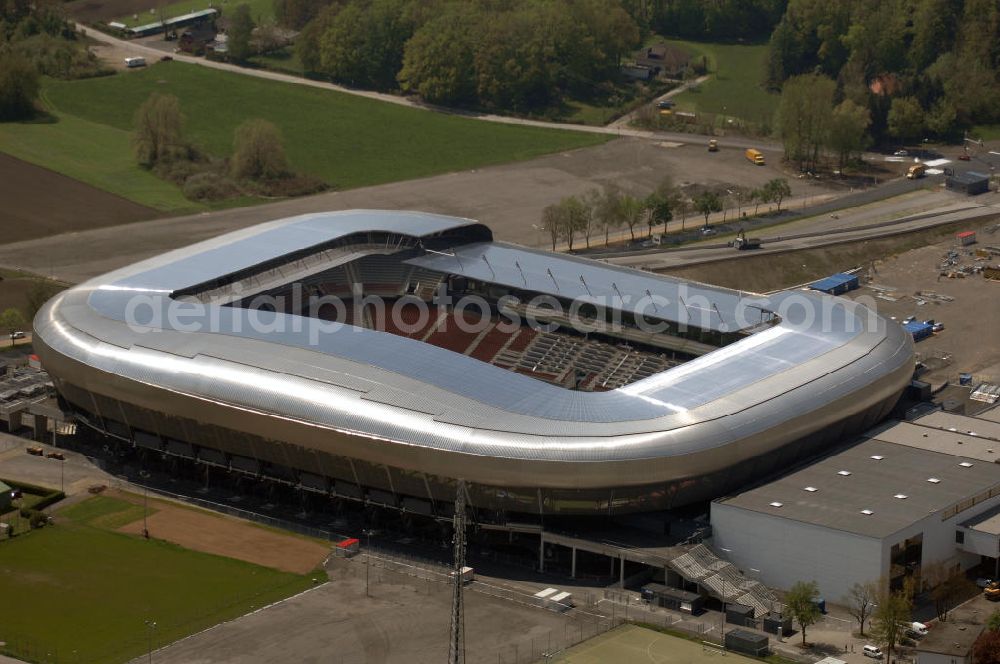 Klagenfurt from the bird's eye view: Die Hypo Group Arena (traditionell Wörtherseestadion) ist ein österreichisches Fußballstadion im Klagenfurter Stadtteil Waidmannsdorf. Es ist das Heimstadion des Bundesligisten SK Austria Kärnten und für 12.500 Personen konzipiert. Als Austragungsort der Fußball Europameisterschaft 2008 wird es kurzfristig 32.000 Zuschauer aufnehmen können. Weitere Teile des angrenzenden Sportparks sind ein Ballsportkompetenzzentrum, eine Fußballakademie, Kletterwände, Ruderbecken und eine Leichtathletikanlage.