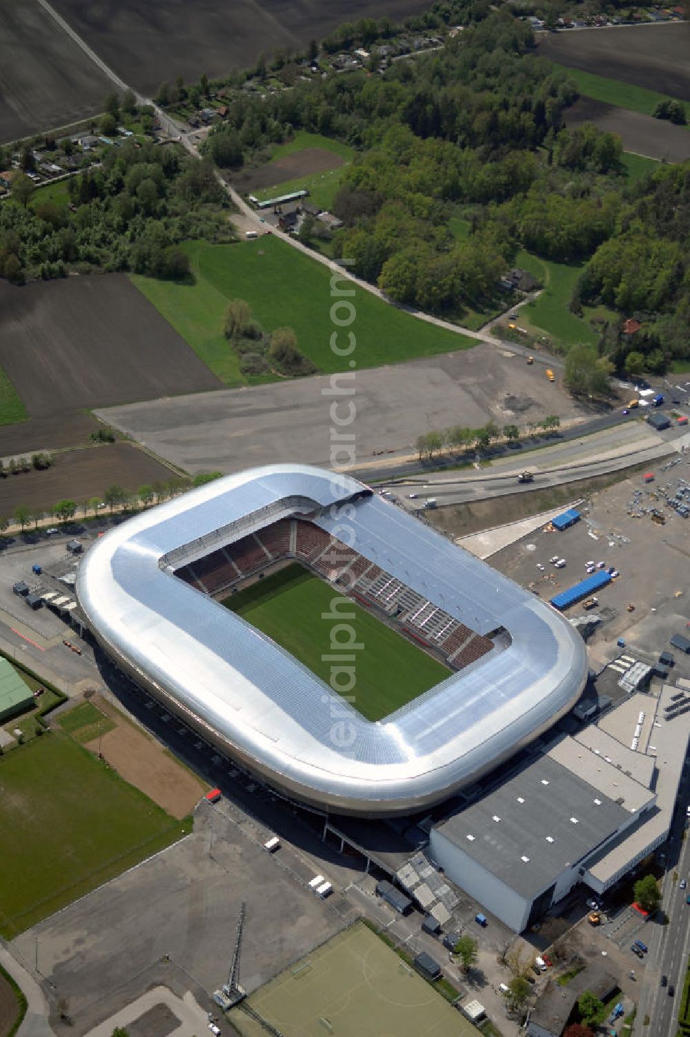 Aerial image Klagenfurt - Die Hypo Group Arena (traditionell Wörtherseestadion) ist ein österreichisches Fußballstadion im Klagenfurter Stadtteil Waidmannsdorf. Es ist das Heimstadion des Bundesligisten SK Austria Kärnten und für 12.500 Personen konzipiert. Als Austragungsort der Fußball Europameisterschaft 2008 wird es kurzfristig 32.000 Zuschauer aufnehmen können. Weitere Teile des angrenzenden Sportparks sind ein Ballsportkompetenzzentrum, eine Fußballakademie, Kletterwände, Ruderbecken und eine Leichtathletikanlage.