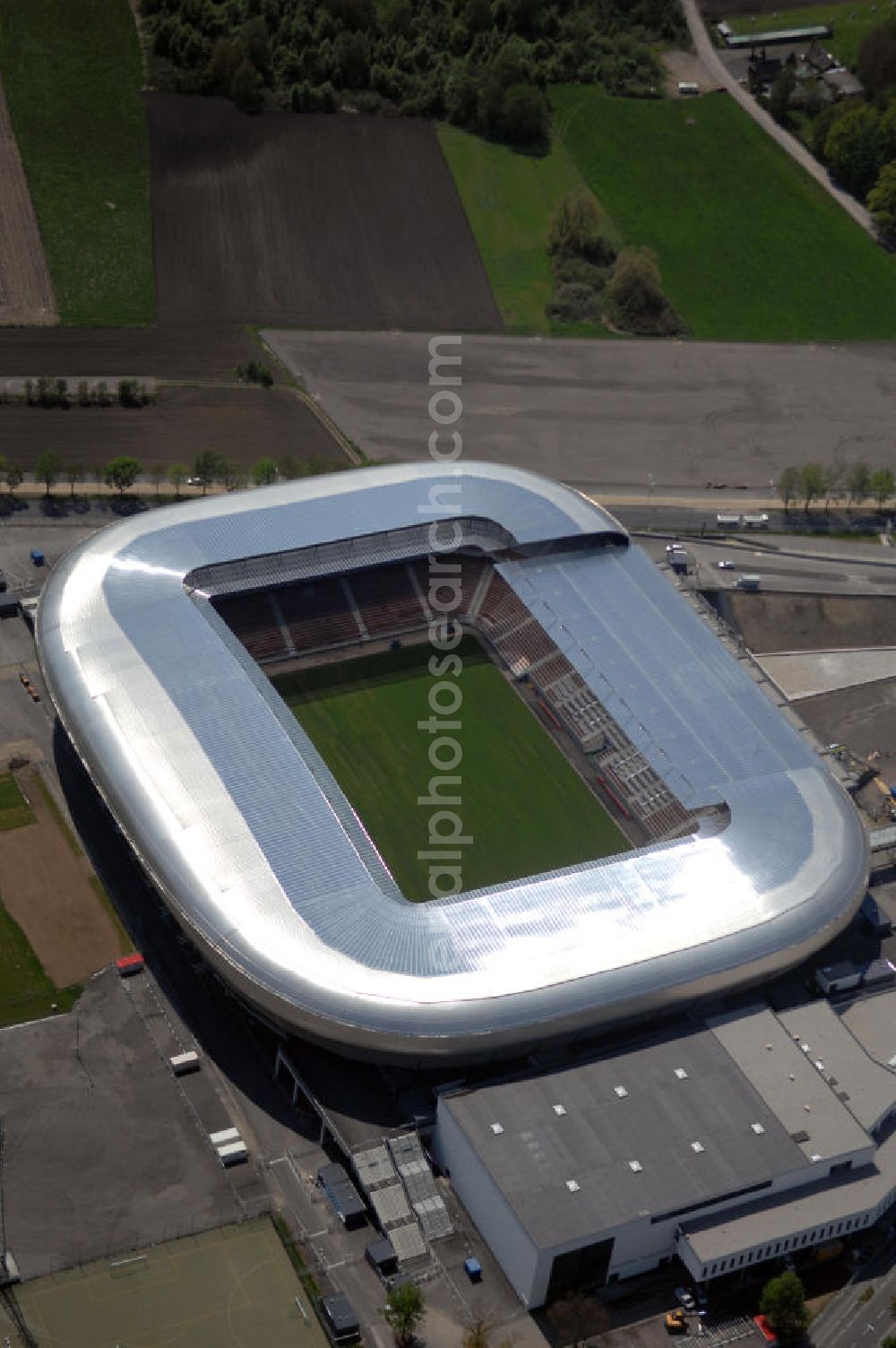 Aerial photograph Klagenfurt - Die Hypo Group Arena (traditionell Wörtherseestadion) ist ein österreichisches Fußballstadion im Klagenfurter Stadtteil Waidmannsdorf. Es ist das Heimstadion des Bundesligisten SK Austria Kärnten und für 12.500 Personen konzipiert. Als Austragungsort der Fußball Europameisterschaft 2008 wird es kurzfristig 32.000 Zuschauer aufnehmen können. Weitere Teile des angrenzenden Sportparks sind ein Ballsportkompetenzzentrum, eine Fußballakademie, Kletterwände, Ruderbecken und eine Leichtathletikanlage.