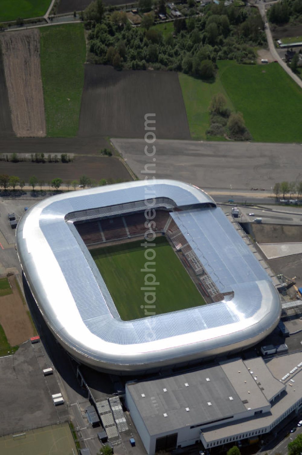 Klagenfurt from above - Die Hypo Group Arena (traditionell Wörtherseestadion) ist ein österreichisches Fußballstadion im Klagenfurter Stadtteil Waidmannsdorf. Es ist das Heimstadion des Bundesligisten SK Austria Kärnten und für 12.500 Personen konzipiert. Als Austragungsort der Fußball Europameisterschaft 2008 wird es kurzfristig 32.000 Zuschauer aufnehmen können. Weitere Teile des angrenzenden Sportparks sind ein Ballsportkompetenzzentrum, eine Fußballakademie, Kletterwände, Ruderbecken und eine Leichtathletikanlage.