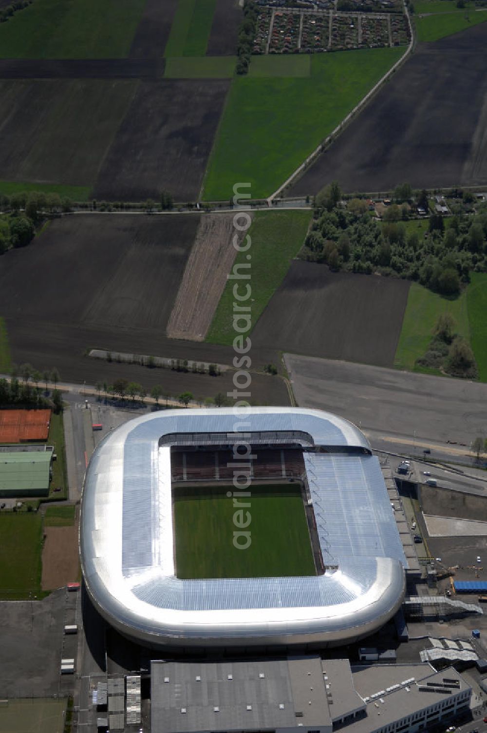 Klagenfurt from the bird's eye view: Die Hypo Group Arena (traditionell Wörtherseestadion) ist ein österreichisches Fußballstadion im Klagenfurter Stadtteil Waidmannsdorf. Es ist das Heimstadion des Bundesligisten SK Austria Kärnten und für 12.500 Personen konzipiert. Als Austragungsort der Fußball Europameisterschaft 2008 wird es kurzfristig 32.000 Zuschauer aufnehmen können. Weitere Teile des angrenzenden Sportparks sind ein Ballsportkompetenzzentrum, eine Fußballakademie, Kletterwände, Ruderbecken und eine Leichtathletikanlage.