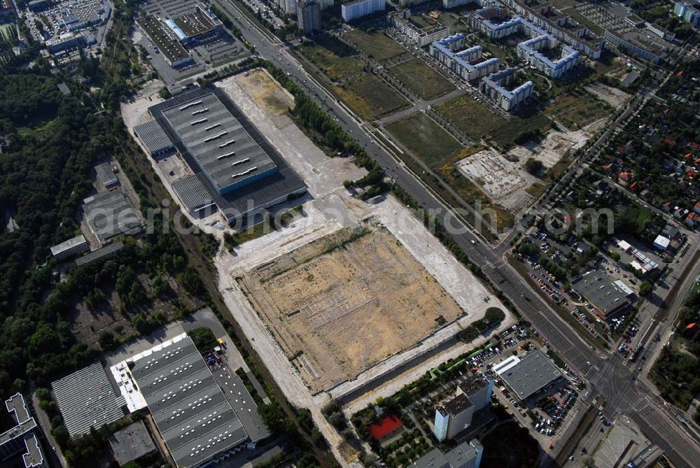 Berlin-Hohenschönhausen from above - Blick auf die IKEA-Baufläche an der Landsberger Allee in Berlin Hohenschönhausen. Nach dem Abriß der alten Großhandelslagerhallen aus DDR-Zeiten und Beräumung des Geländes an der Ferdinand-Schulze-Strasse hat IKEA erst einmal weitere Aktivitäten an diesem Standort eingefroren, um die weitere Marktentwicklung beim Umsatz in den bisherigen drei Berliner IKEA-Einrichtungshäusern abzuwarten.