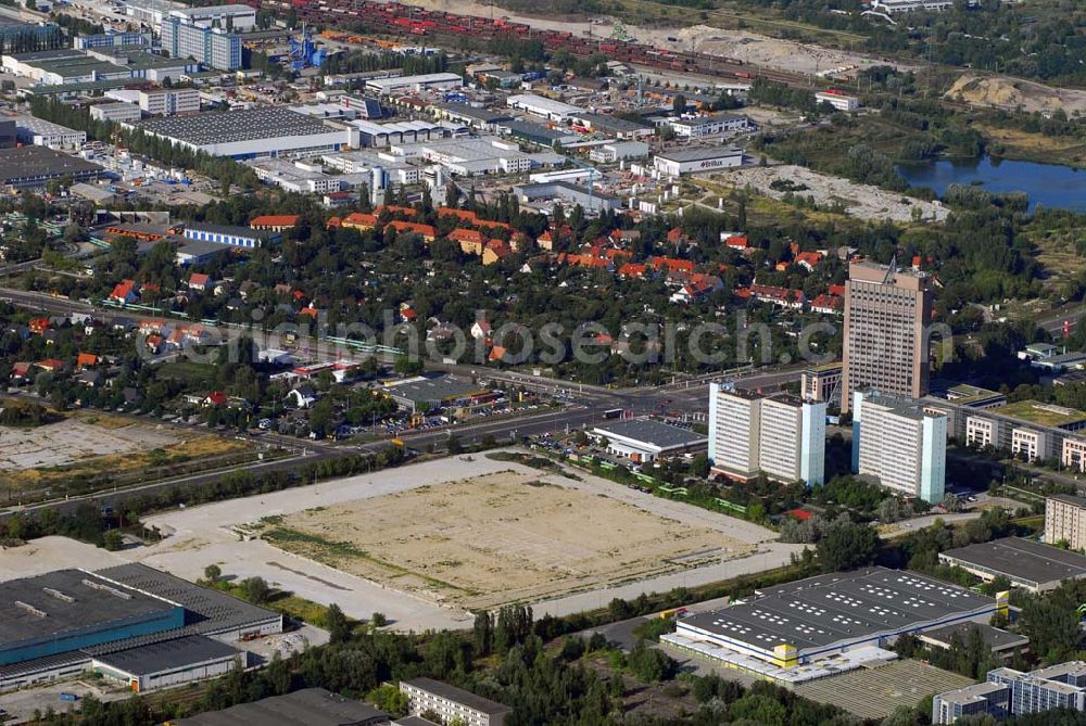 Berlin-Hohenschönhausen from the bird's eye view: Blick auf die IKEA-Baufläche an der Landsberger Allee in Berlin Hohenschönhausen. Nach dem Abriß der alten Großhandelslagerhallen aus DDR-Zeiten und Beräumung des Geländes an der Ferdinand-Schulze-Strasse hat IKEA erst einmal weitere Aktivitäten an diesem Standort eingefroren, um die weitere Marktentwicklung beim Umsatz in den bisherigen drei Berliner IKEA-Einrichtungshäusern abzuwarten.