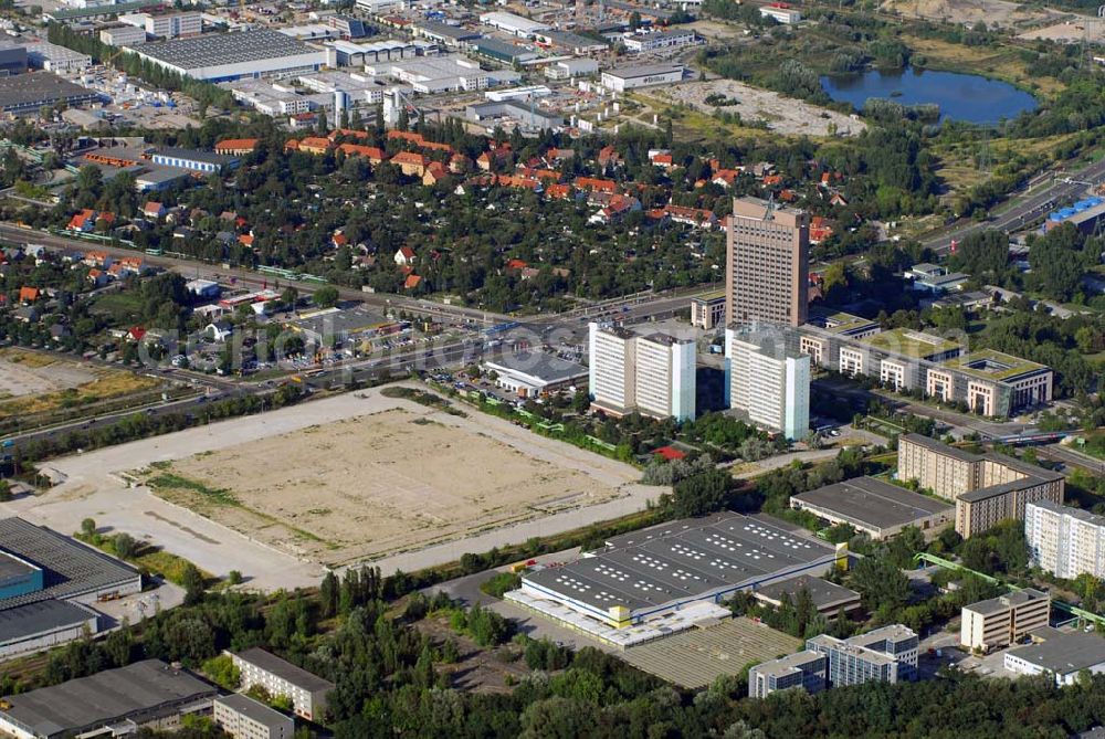 Aerial image Berlin-Hohenschönhausen - Blick auf die IKEA-Baufläche an der Landsberger Allee in Berlin Hohenschönhausen. Nach dem Abriß der alten Großhandelslagerhallen aus DDR-Zeiten und Beräumung des Geländes an der Ferdinand-Schulze-Strasse hat IKEA erst einmal weitere Aktivitäten an diesem Standort eingefroren, um die weitere Marktentwicklung beim Umsatz in den bisherigen drei Berliner IKEA-Einrichtungshäusern abzuwarten.