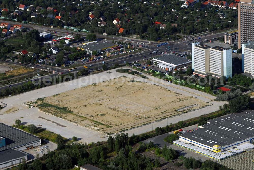 Aerial photograph Berlin-Hohenschönhausen - Blick auf die IKEA-Baufläche an der Landsberger Allee in Berlin Hohenschönhausen. Nach dem Abriß der alten Großhandelslagerhallen aus DDR-Zeiten und Beräumung des Geländes an der Ferdinand-Schulze-Strasse hat IKEA erst einmal weitere Aktivitäten an diesem Standort eingefroren, um die weitere Marktentwicklung beim Umsatz in den bisherigen drei Berliner IKEA-Einrichtungshäusern abzuwarten.