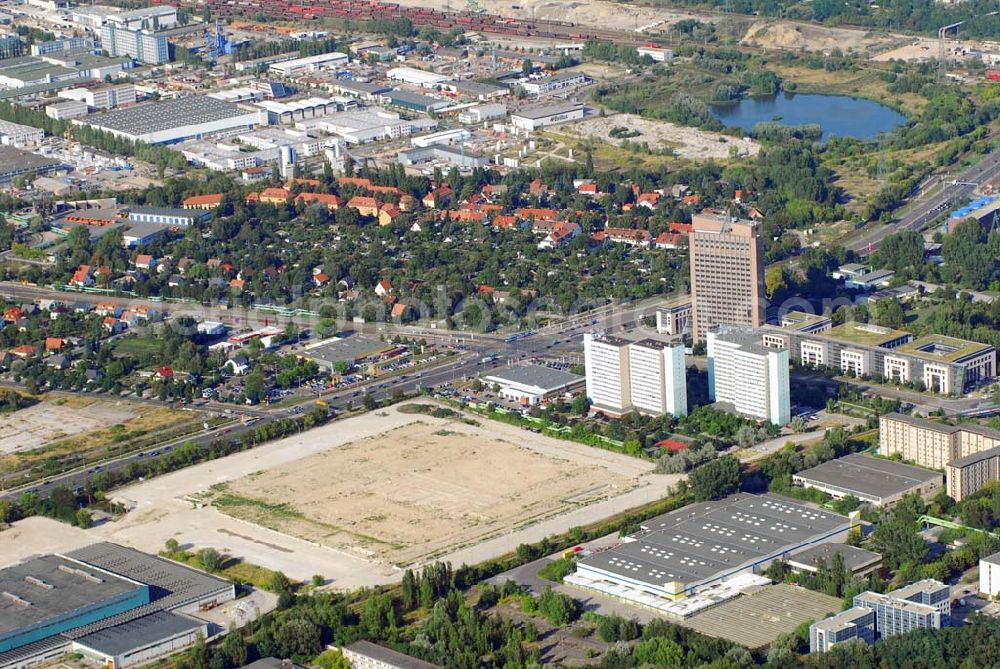 Berlin-Hohenschönhausen from above - Blick auf die IKEA-Baufläche an der Landsberger Allee in Berlin Hohenschönhausen. Nach dem Abriß der alten Großhandelslagerhallen aus DDR-Zeiten und Beräumung des Geländes an der Ferdinand-Schulze-Strasse hat IKEA erst einmal weitere Aktivitäten an diesem Standort eingefroren, um die weitere Marktentwicklung beim Umsatz in den bisherigen drei Berliner IKEA-Einrichtungshäusern abzuwarten.