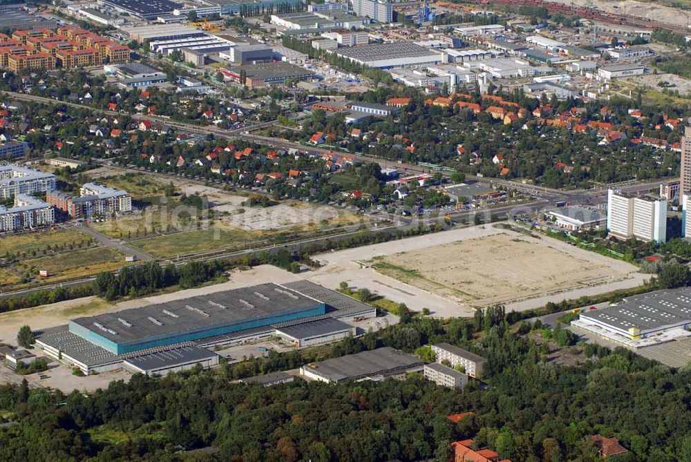 Berlin-Hohenschönhausen from the bird's eye view: Blick auf die IKEA-Baufläche an der Landsberger Allee in Berlin Hohenschönhausen. Nach dem Abriß der alten Großhandelslagerhallen aus DDR-Zeiten und Beräumung des Geländes an der Ferdinand-Schulze-Strasse hat IKEA erst einmal weitere Aktivitäten an diesem Standort eingefroren, um die weitere Marktentwicklung beim Umsatz in den bisherigen drei Berliner IKEA-Einrichtungshäusern abzuwarten.