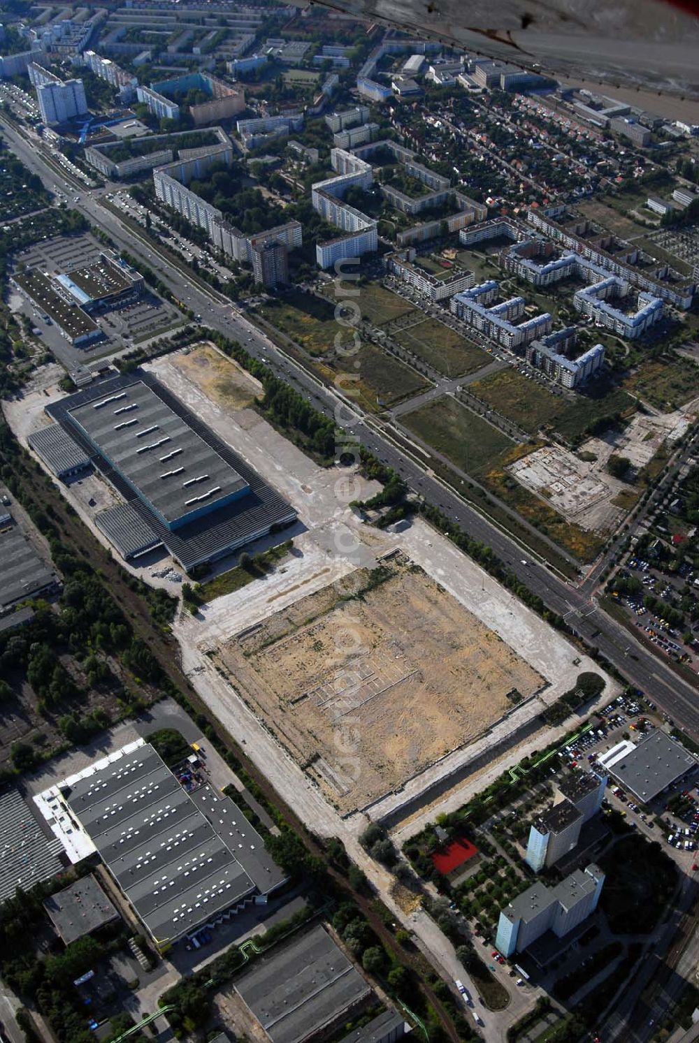 Aerial image Berlin-Hohenschönhausen - Blick auf die IKEA-Baufläche an der Landsberger Allee in Berlin Hohenschönhausen. Nach dem Abriß der alten Großhandelslagerhallen aus DDR-Zeiten und Beräumung des Geländes an der Ferdinand-Schulze-Strasse hat IKEA erst einmal weitere Aktivitäten an diesem Standort eingefroren, um die weitere Marktentwicklung beim Umsatz in den bisherigen drei Berliner IKEA-Einrichtungshäusern abzuwarten.