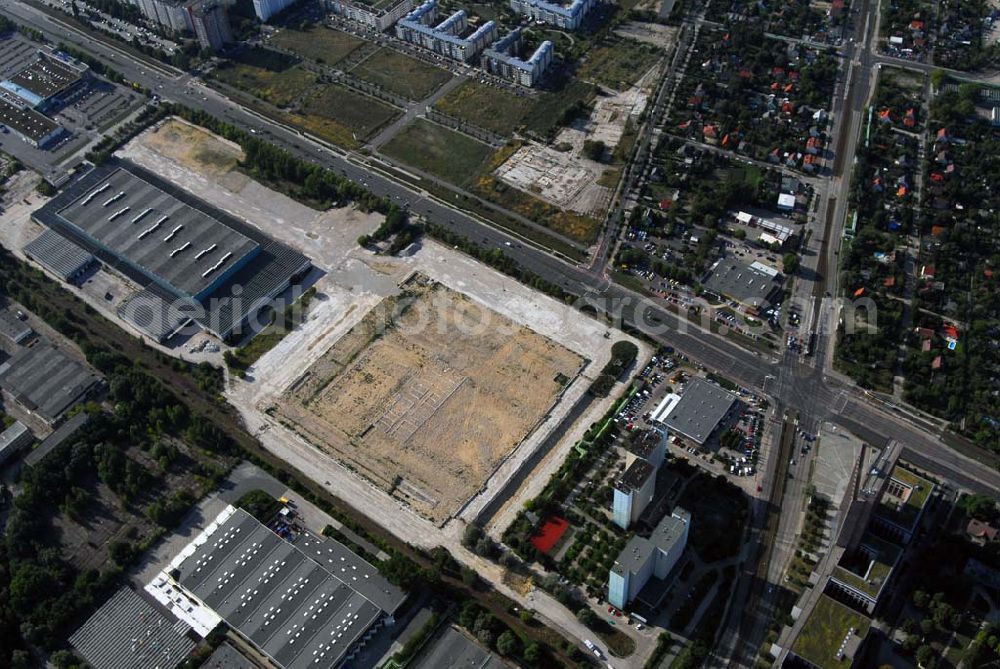 Aerial photograph Berlin-Hohenschönhausen - Blick auf die IKEA-Baufläche an der Landsberger Allee in Berlin Hohenschönhausen. Nach dem Abriß der alten Großhandelslagerhallen aus DDR-Zeiten und Beräumung des Geländes an der Ferdinand-Schulze-Strasse hat IKEA erst einmal weitere Aktivitäten an diesem Standort eingefroren, um die weitere Marktentwicklung beim Umsatz in den bisherigen drei Berliner IKEA-Einrichtungshäusern abzuwarten.