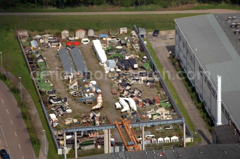 Dessau from above - Blick auf das Industriegelände des ehemaligen VEB Waggonbau Dessau. Der VEB Waggonbau Dessau war einer der größten Hersteller von Schienenfahrzeug-Waggons in der ehemaligen DDR und einer der größten Hersteller von Kühlwaggons in der Welt. Am 24. Juli 1990 erfolgte die Eintragung als Waggonbau Dessau GmbH in das Handelsregister. Zum 1. Juli 1995 erfolgte die Schließung der Waggonbau Dessau GmbH. Als Nachfolgeeinrichtungen entstanden auf dem Gelände die Fahrzeugtechnik Dessau, die als Nachfolgeunternehmen ca. 200 Mitarbeiter übernahm, ein Industriepark sowie eine Qualifizierungsgesellschaft. Kontakt: FTD Fahrzeugtechnik Dessau AG i.I., 06844 Dessau-Roßlau, Am Waggonbau 11, Tel. +49 (0)340 25 370, Fax +49 (0)340 25 37105, EMail zentrale@fahrzeugtechnik-dessau.de