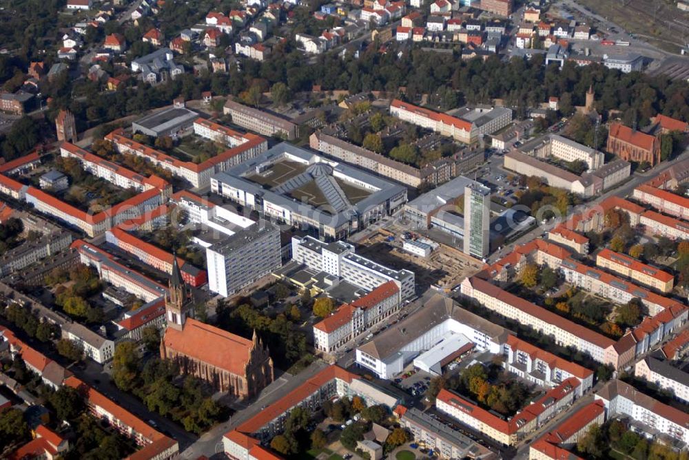 Aerial image Neubrandenburg - Blick auf das Stadtzentrum von Neubrandenburg mit dem Marktplatz-Center der ECE GmbH Hamburg. Neben dem Center entsteht unter dem Marktplatz im Auftrag der Stadt eine Tiefgarage. Anschrift des Centers: ECE-CENTERMANAGEMENT, ECE Projektmanagement G.m.b.H. & Co. KG, Center-Management, Marktplatz-Center Neubrandenburg, Krämerstraße 1a, 17033 Neubrandenburg; Telefon: 03 95 / 570 610