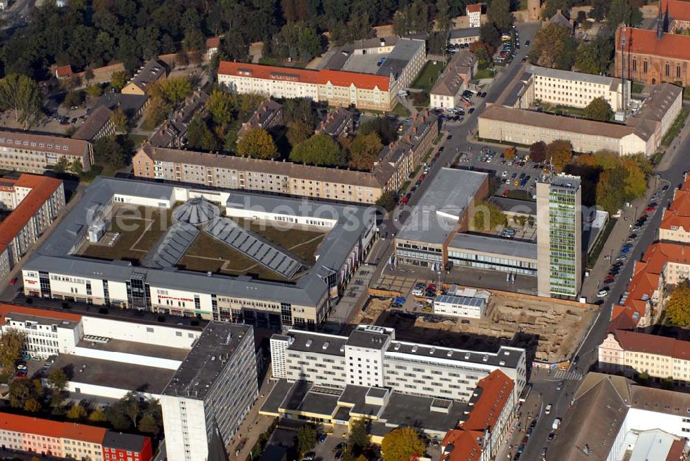 Aerial photograph Neubrandenburg - Blick auf das Marktplatz-Center der ECE GmbH Hamburg im Stadtzentrum von Neubrandenburg / MV. Anschrift: ECE-CENTERMANAGEMENT, ECE Projektmanagement G.m.b.H. & Co. KG, Center-Management, Marktplatz-Center Neubrandenburg, Krämerstraße 1a, 17033 Neubrandenburg; Telefon: 03 95 / 570 610