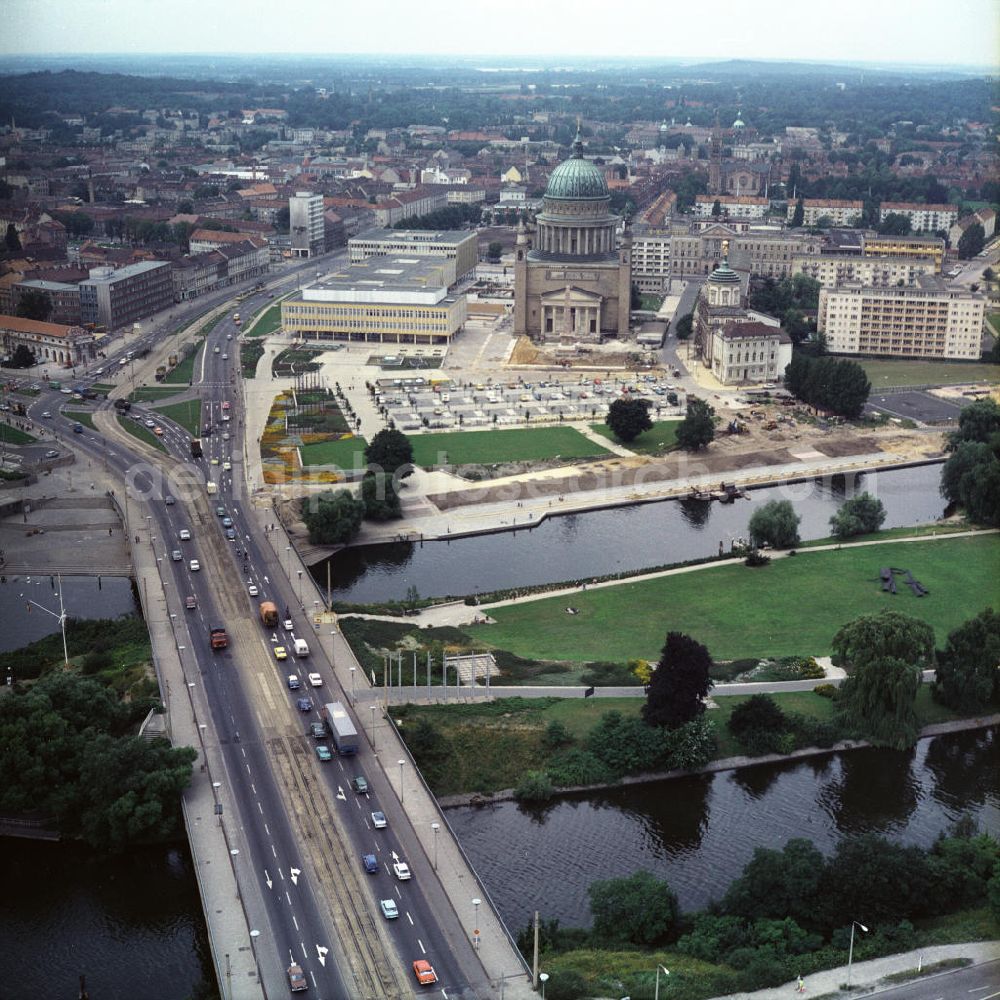 Potsdam from the bird's eye view: Blick auf die Innenstadt von Potsdam von der Lange Brücke / Friedrich-Ebert-Straße aus gesehen. Kreuzung Friedrich-Ebert-Straße / Breite Straße. Dahinter das Filmmuseum Potsdam. Im Vordergrund die Freundschaftsinsel, umflossen von den Teilarmen der Havel: Alte Fahrt und Neue Fahrt. Dahinter Alter Markt mit dem Institut für Lehrerbildung (heute Fachhochschule Potsdam), St. Nikolaikirche, Altes Rathaus und Knobelsdorffhaus (v.l.n.r.).