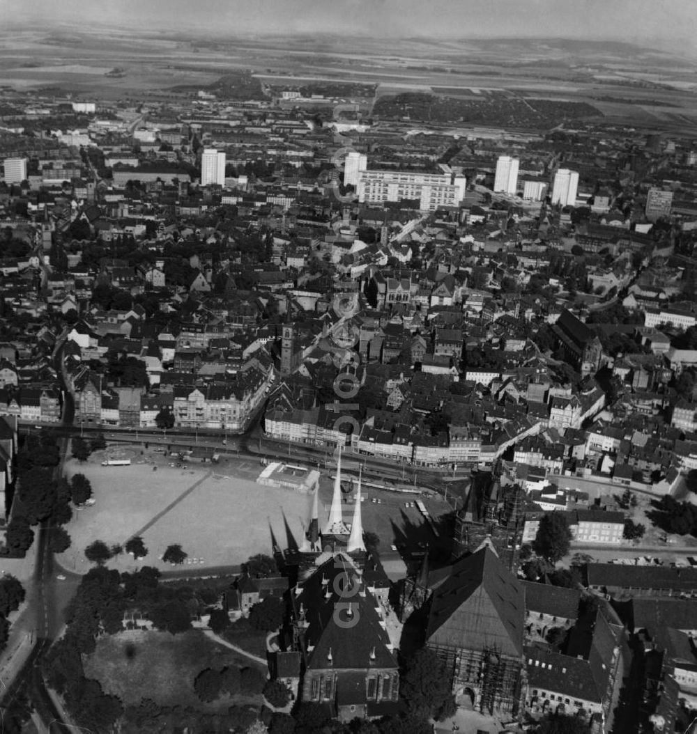 ERFURT from above - Blick auf die Innenstadt der Stadt Erfurt (Landeshauptstadt) in Thüringen. Im Vordergrund Erfurter Dom und Severikirche, Blick auf Domplatz und Altstadt.