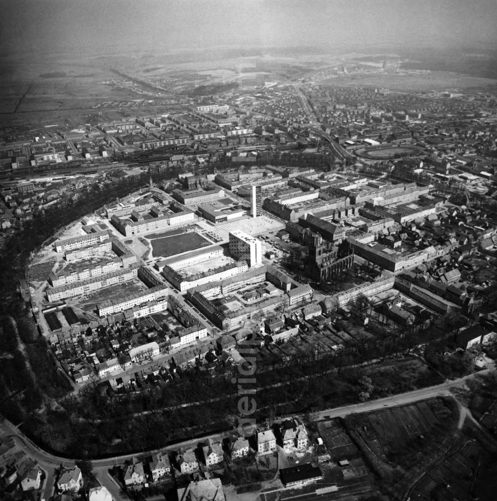 Neubrandenburg from above - Blick auf die Innenstadt der Stadt Neubrandenburg in Mecklenburg-Vorpommern. Die Innenstadt ist umgeben von der alten Stadtmauer mit vier Toren und dem Friedrich-Engels-Ring. In der Innenstadt befinden sich die Marienkirche (Konzertkirche) und dahinter der Marktplatz.