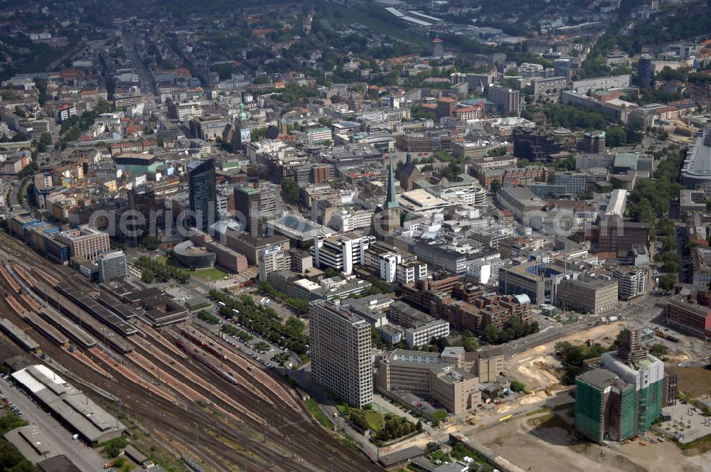 Dortmund from the bird's eye view: Blick auf die Innenstadt-West in Dortmund. Im Vordergrund befindet sich der Hauptbahnhof. Dortmund Hauptbahnhof ist ein ICE-Fernbahnhof, zählt für den Personenverkehr zu den wichtigsten Eisenbahnknotenpunkten in Deutschland und besitzt 17 Bahnsteiggleise. Er wird täglich von etwa 125.000 Reisenden frequentiert und zählt zu den größten Hauptbahnhöfe Deutschlands.