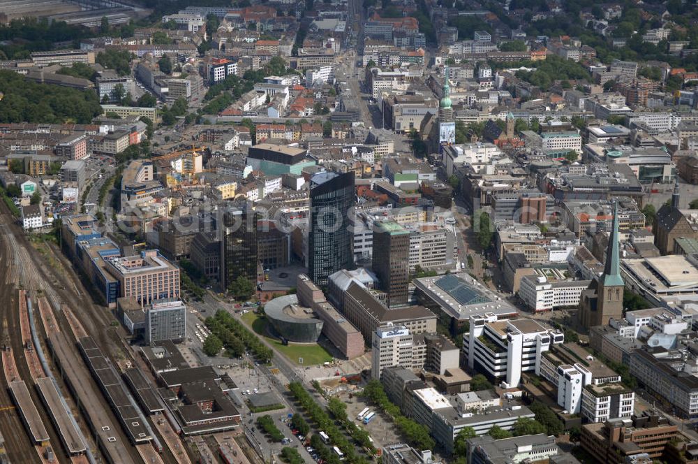 Aerial image Dortmund - Blick auf die Innenstadt-West in Dortmund. Im Vordergrund befindet sich der Hauptbahnhof. Dortmund Hauptbahnhof ist ein ICE-Fernbahnhof, zählt für den Personenverkehr zu den wichtigsten Eisenbahnknotenpunkten in Deutschland und besitzt 17 Bahnsteiggleise. Er wird täglich von etwa 125.000 Reisenden frequentiert und zählt zu den größten Hauptbahnhöfe Deutschlands.