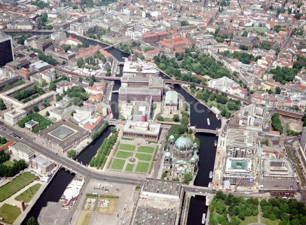 Berlin from above - Blick auf den Innenstadtbereich von Berlin - Mitte mit der Berliner Museumsinsel an der Spree.