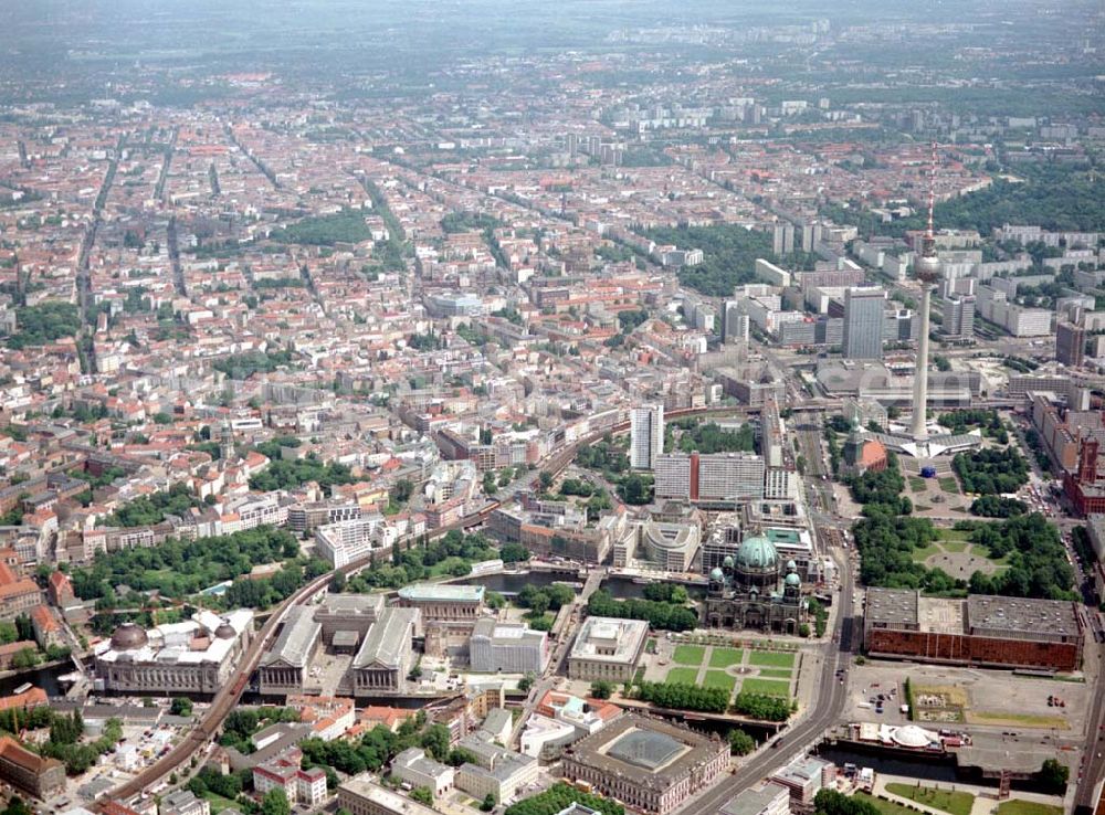 Berlin from the bird's eye view: Blick auf den Innenstadtbereich von Berlin - Mitte mit der Berliner Museumsinsel an der Spree.