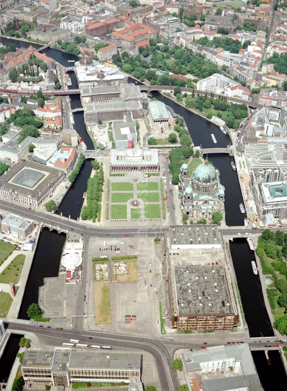 Aerial photograph Berlin - Blick auf den Innenstadtbereich von Berlin - Mitte mit der Berliner Museumsinsel an der Spree und im Vordergrund den Palast der Republik.