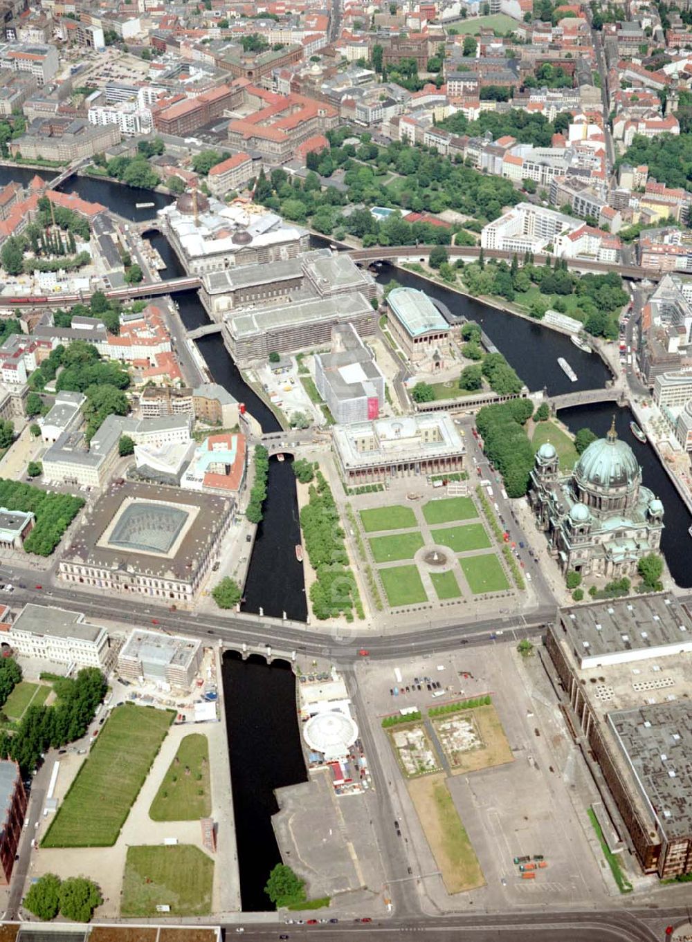 Berlin from above - Blick auf den Innenstadtbereich von Berlin - Mitte mit der Berliner Museumsinsel an der Spree und im Vordergrund den Palast der Republik.