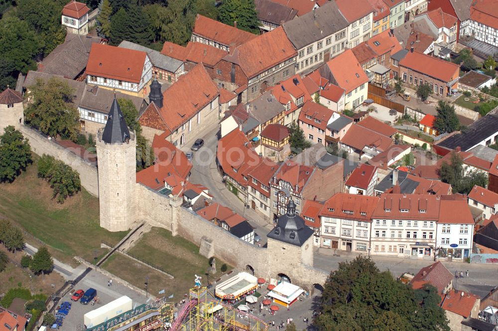 Mühlhausen from the bird's eye view: Blick auf das Innere Frauentor in Mühlhausen. Mühlhausen hat einen nahezu vollständigen mittelalterlichen Stadtmauerring und ist damit einer der wenigen Städte, die über soetwas verfügen. Bis auf das Innere und Äußere Frauentor wurden im 19. Jhd. alle Stadttore abgebrochen. Die erhaltenen Bestandteile der einstigen Prachtstraße sind auf das Westportal der Kirche St. Marien ausgerichtet und dienten damals zum Empfang hoher Würdenträger. Kontakt: Tourist Information Mühlhausen, Ratsstraße 20, 99974 Mühlhausen, Tel.: +49(0)3601 404770, Fax: +49(0)3601 4047711, E-Mail: service@touristinfo-muehlhausen.de