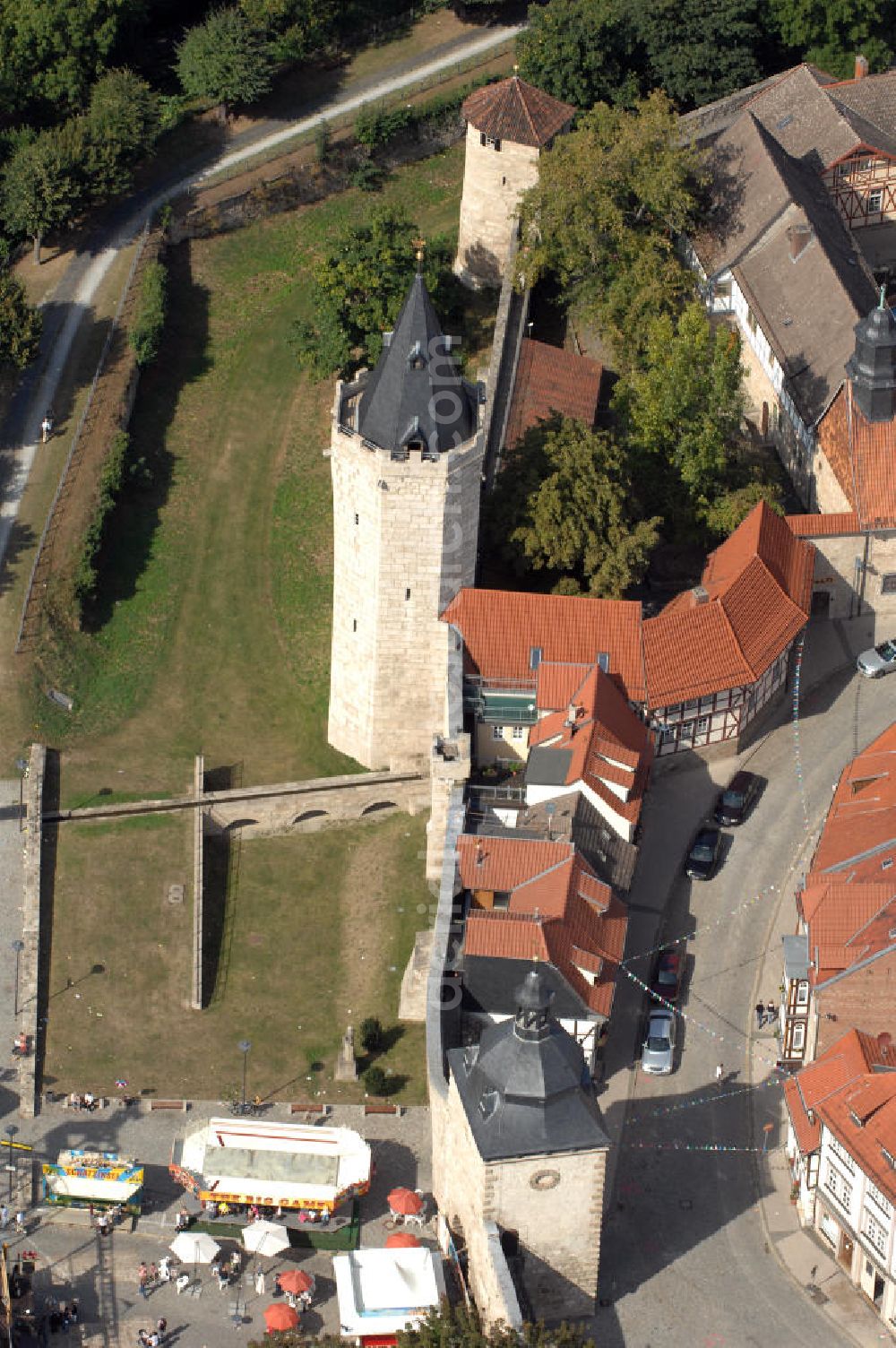 Aerial image Mühlhausen - Blick auf das Innere Frauentor in Mühlhausen. Mühlhausen hat einen nahezu vollständigen mittelalterlichen Stadtmauerring und ist damit einer der wenigen Städte, die über soetwas verfügen. Bis auf das Innere und Äußere Frauentor wurden im 19. Jhd. alle Stadttore abgebrochen. Die erhaltenen Bestandteile der einstigen Prachtstraße sind auf das Westportal der Kirche St. Marien ausgerichtet und dienten damals zum Empfang hoher Würdenträger. Kontakt: Tourist Information Mühlhausen, Ratsstraße 20, 99974 Mühlhausen, Tel.: +49(0)3601 404770, Fax: +49(0)3601 4047711, E-Mail: service@touristinfo-muehlhausen.de