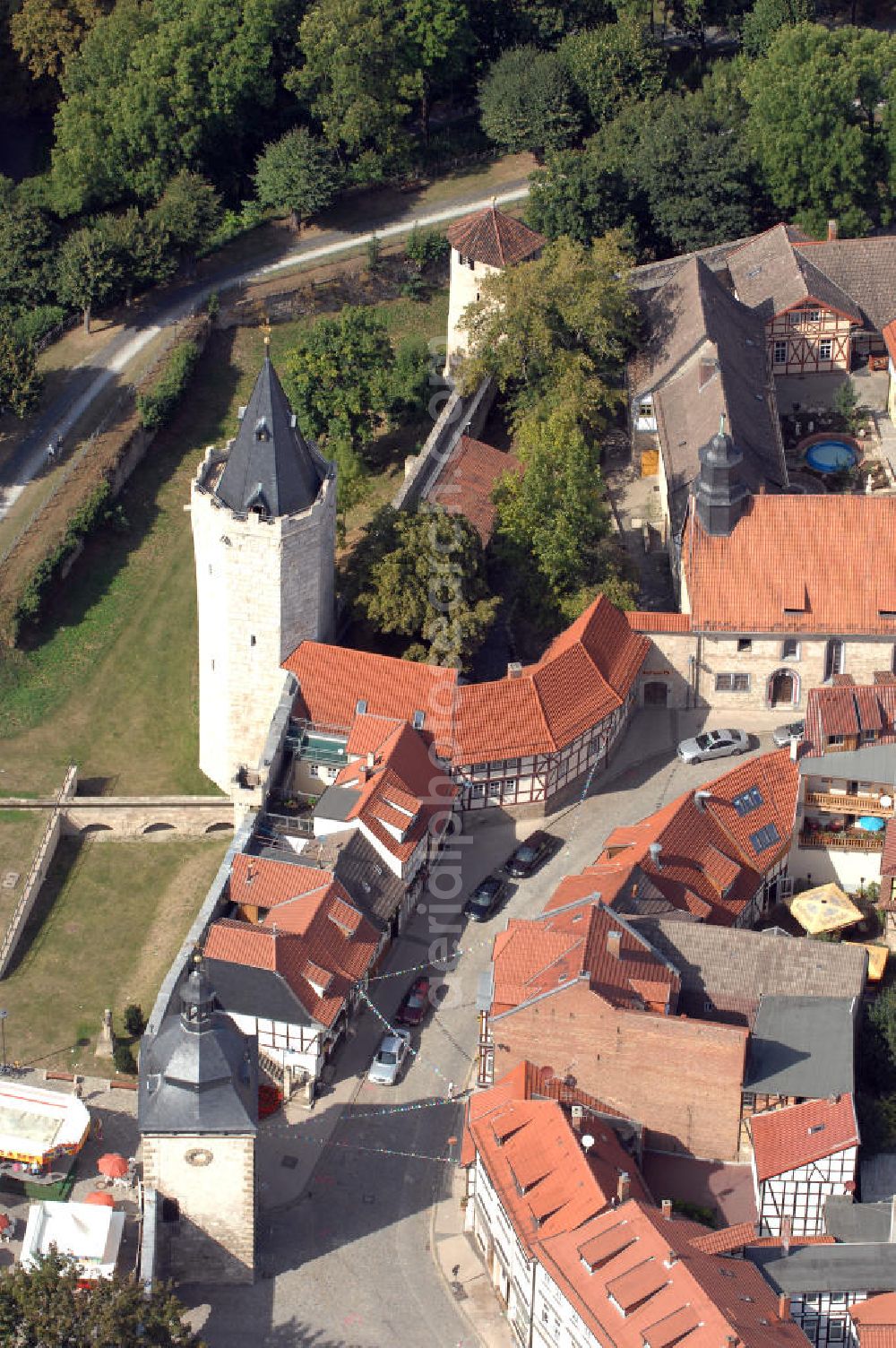 Aerial photograph Mühlhausen - Blick auf das Innere Frauentor in Mühlhausen. Mühlhausen hat einen nahezu vollständigen mittelalterlichen Stadtmauerring und ist damit einer der wenigen Städte, die über soetwas verfügen. Bis auf das Innere und Äußere Frauentor wurden im 19. Jhd. alle Stadttore abgebrochen. Die erhaltenen Bestandteile der einstigen Prachtstraße sind auf das Westportal der Kirche St. Marien ausgerichtet und dienten damals zum Empfang hoher Würdenträger. Kontakt: Tourist Information Mühlhausen, Ratsstraße 20, 99974 Mühlhausen, Tel.: +49(0)3601 404770, Fax: +49(0)3601 4047711, E-Mail: service@touristinfo-muehlhausen.de