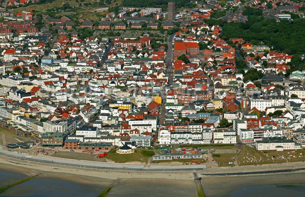 Norderney from above - Blick auf die Stadt Norderney auf der gleichnamigen Insel. Norderney ist von Westen gesehen die dritte der sieben zu Niedersachsen gehörenden ostfriesischen Inseln, die in der Nordsee dem Festland vorgelagert sind. Im Süden der Insel erstreckt sich das Wattenmeer. View of the city of Norderney on the same-named island. Norderney is seen from the west, the third of seven East Frisian Islands belonging to Lower Saxony, which are upstream in the North Sea to the mainland. In the south of the island extends the Wadden Sea.