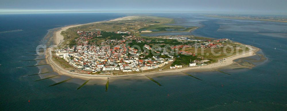 Norderney from the bird's eye view: Blick auf die Stadt Norderney auf der gleichnamigen Insel. Norderney ist von Westen gesehen die dritte der sieben zu Niedersachsen gehörenden ostfriesischen Inseln, die in der Nordsee dem Festland vorgelagert sind. Im Süden der Insel erstreckt sich das Wattenmeer. View of the city of Norderney on the same-named island. Norderney is seen from the west, the third of seven East Frisian Islands belonging to Lower Saxony, which are upstream in the North Sea to the mainland. In the south of the island extends the Wadden Sea.