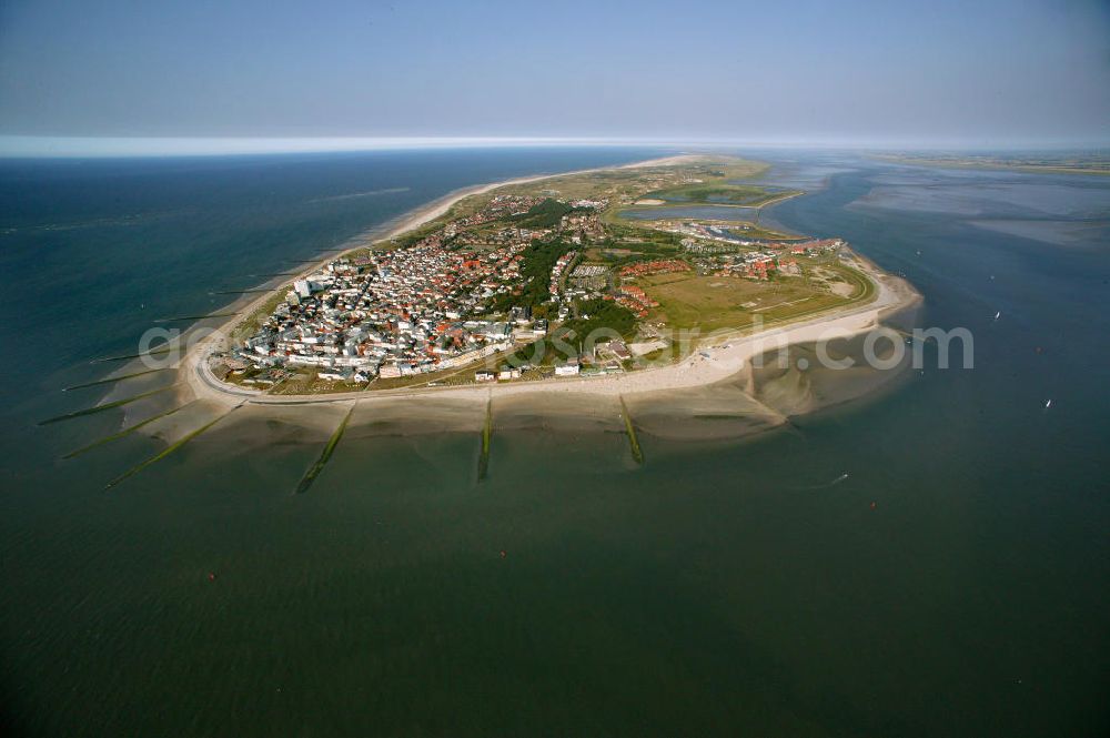 Aerial image Norderney - Blick auf die Stadt Norderney auf der gleichnamigen Insel. Norderney ist von Westen gesehen die dritte der sieben zu Niedersachsen gehörenden ostfriesischen Inseln, die in der Nordsee dem Festland vorgelagert sind. Im Süden der Insel erstreckt sich das Wattenmeer. View of the city of Norderney on the same-named island. Norderney is seen from the west, the third of seven East Frisian Islands belonging to Lower Saxony, which are upstream in the North Sea to the mainland. In the south of the island extends the Wadden Sea.