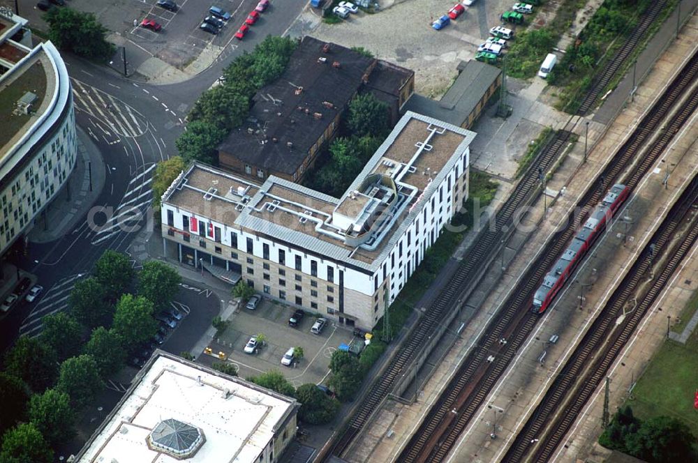 Aerial image Magdeburg (Sachsen-Anhalt) - Das am Hauptbahnhof Magdeburgs (ca. 100 Meter) gelegene Mittelklassehotel befindet sich nur ungefähr 500 Meter vom Stadtzentrum mit den verschiedenen Einkaufs- und Unterhaltungsmöglichkeiten entfernt. Auch die historischen Sehenswürdigkeiten, unter an derem der Dom, sind bequem zu Fuß zu erreichen. Das Messegelände Magdeburgs ist in etwa 800 Meter Entfernung vom Hotel aus gelegen. Bis zum Flughafen Berlin Tegel sind es ca. 140 Kilometer. BAHNHOFSTRASSE 69; MAGDEBURG 39104