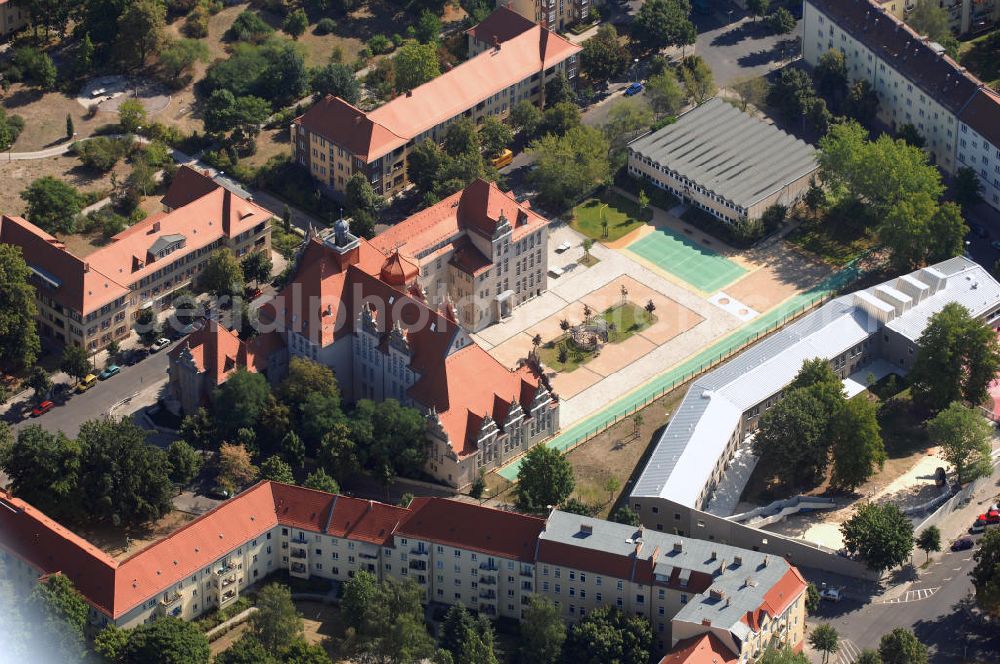 Berlin from the bird's eye view: Blick auf die Isaac-Newton-Oberschule in Berlin -Köpenick. Das Gebäude entstand 1911 im Spätrenaissancestil als Gymnasium. Sie wurde mehrmals umbeannt und wurde nach 1945 schließlich POS. Seit 2001 heißt sie Isaac-Newton und fungiert Real- bzw. Oberschule. Adresse: Zeppelinstr. 76-80 , 12459 Berlin, Tel. +49 (0)30 5350708, Fax +49 (0)30 5353694, EMail isaac-newton.cids@t-online.de