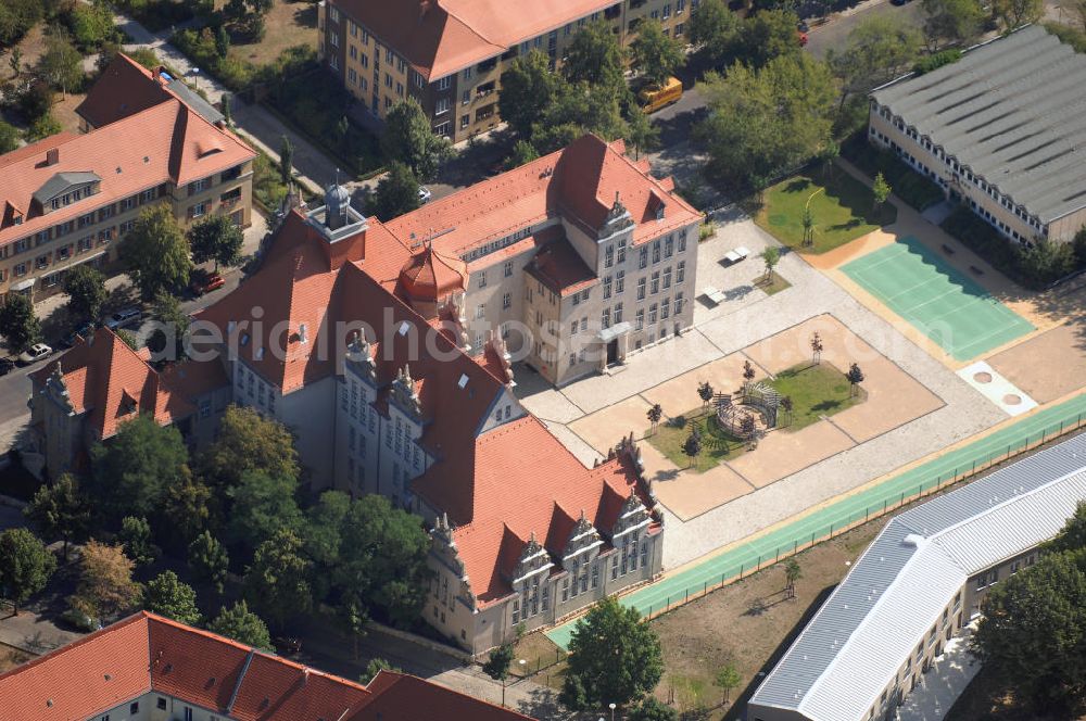 Aerial photograph Berlin - Blick auf die Isaac-Newton-Oberschule in Berlin -Köpenick. Das Gebäude entstand 1911 im Spätrenaissancestil als Gymnasium. Sie wurde mehrmals umbeannt und wurde nach 1945 schließlich POS. Seit 2001 heißt sie Isaac-Newton und fungiert Real- bzw. Oberschule. Adresse: Zeppelinstr. 76-80 , 12459 Berlin, Tel. +49 (0)30 5350708, Fax +49 (0)30 5353694, EMail isaac-newton.cids@t-online.de