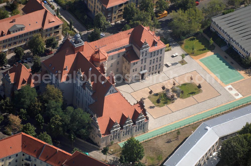 Berlin from above - Blick auf die Isaac-Newton-Oberschule in Berlin -Köpenick. Das Gebäude entstand 1911 im Spätrenaissancestil als Gymnasium. Sie wurde mehrmals umbeannt und wurde nach 1945 schließlich POS. Seit 2001 heißt sie Isaac-Newton und fungiert Real- bzw. Oberschule. Adresse: Zeppelinstr. 76-80 , 12459 Berlin, Tel. +49 (0)30 5350708, Fax +49 (0)30 5353694, EMail isaac-newton.cids@t-online.de